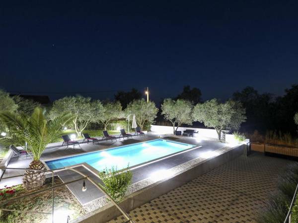 Lovely holiday home in a quiet area 40m private pool adorable garden & terrace