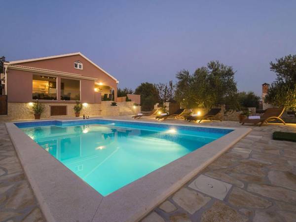 Cosy Holiday Home in Policnik with Pool