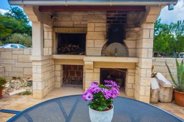 Three-Bedroom Apartment Mir with Private Infinity Pool