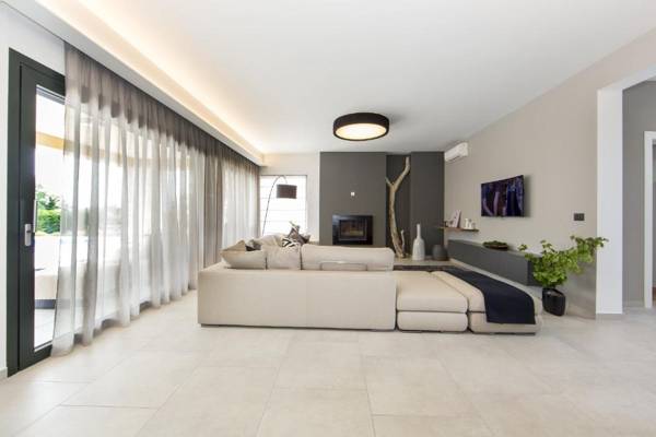 Spacious Villa with Private Pool and Jacuzzi in Porec