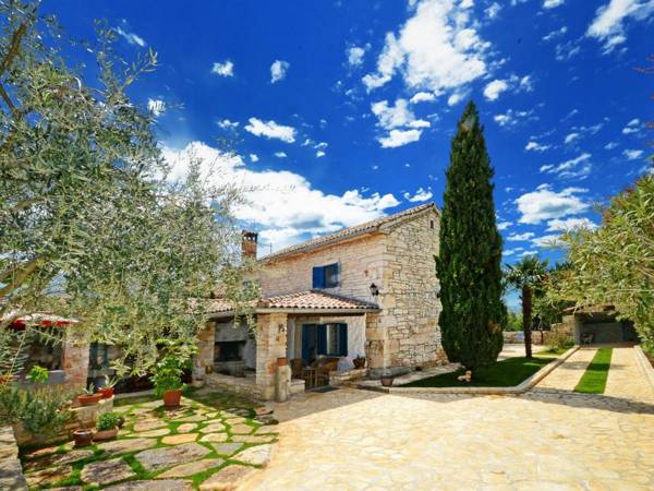 Charming holiday home with private pool and great roofed terrace !