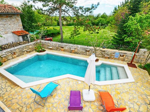 Charming holiday home with private pool and great roofed terrace !