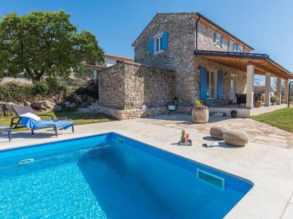 Beautiful stone house with large garden (600 m2) and private pool