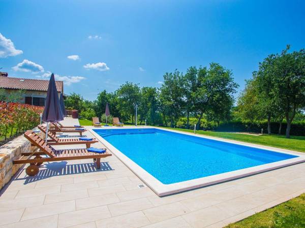 The newly renovated apartment with rustic details and common pool near Lim fjord