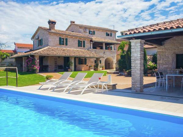 Beautiful stone villa with private pool and fenced yard - pets are welcome