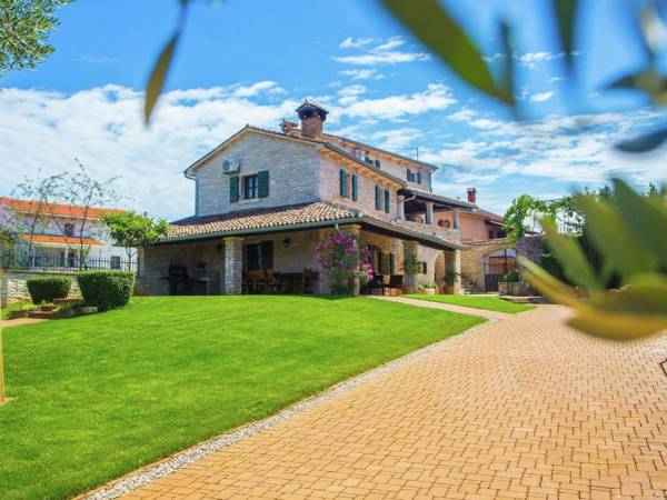 Beautiful stone villa with private pool and fenced yard - pets are welcome