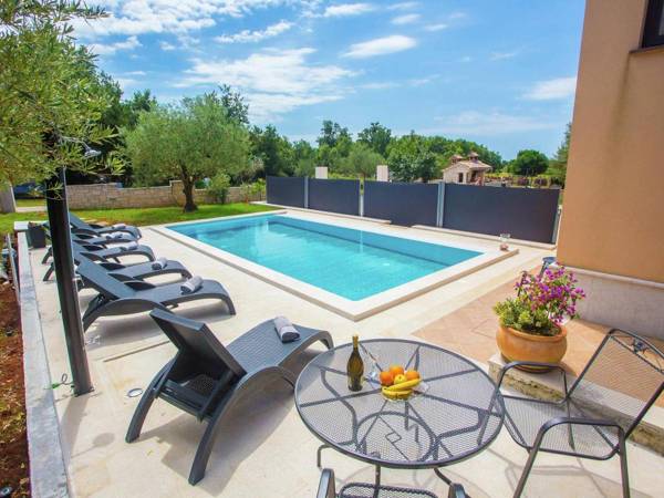 Apartment with private pool in a quiet area for 6-8 people