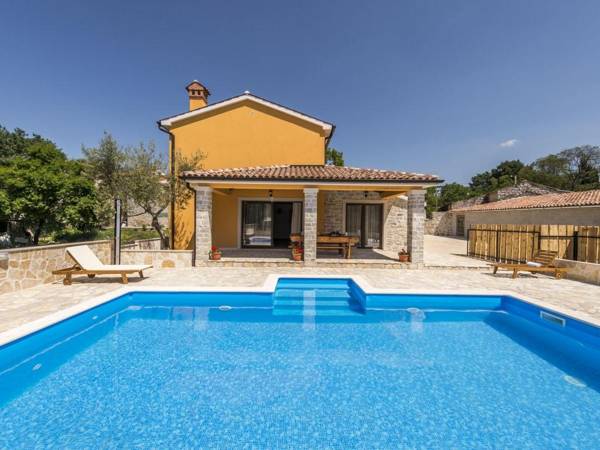 New and very comfortable and nice decorated villa with pool for 8-10 people