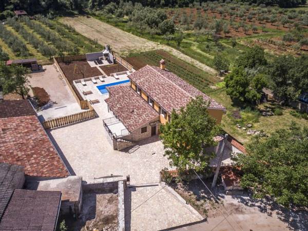 New and very comfortable and nice decorated villa with pool for 8-10 people