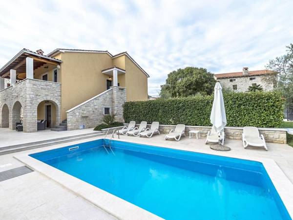 A comfortable holiday home with private pool and garden near the Lim Canal. 