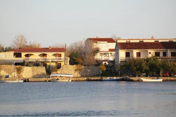 Apartments and rooms with parking space Nin Zadar - 5805