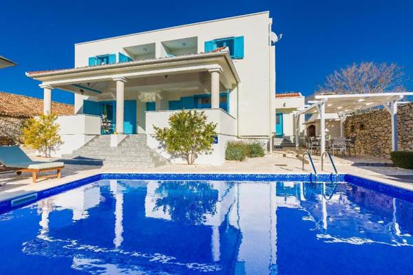 Villa Spirini Dvori for relaxation & fun