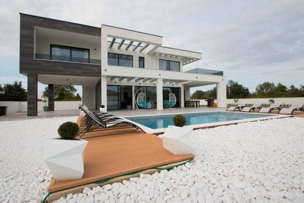 Villa Barako Prestige - 4 Bedroom Villa - Very Modern Interior - WiFi and Air Conditioning