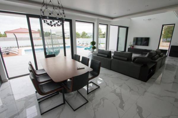 Villa Barako Prestige - 4 Bedroom Villa - Very Modern Interior - WiFi and Air Conditioning