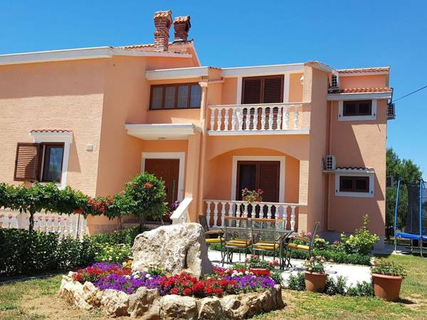 Spacious first floor apartment with common garden BBQ and children's play area