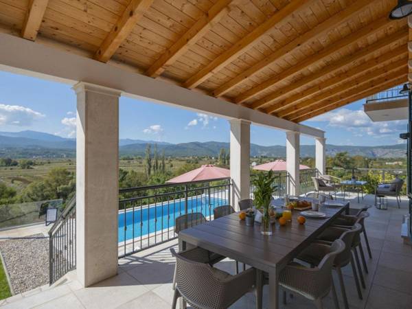 Splendid villa with heated pool beautiful covered terrace with panoramic view