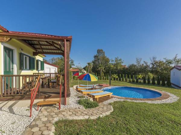 Holiday house with private pool for 4-6 persons in the holiday park Jelovci
