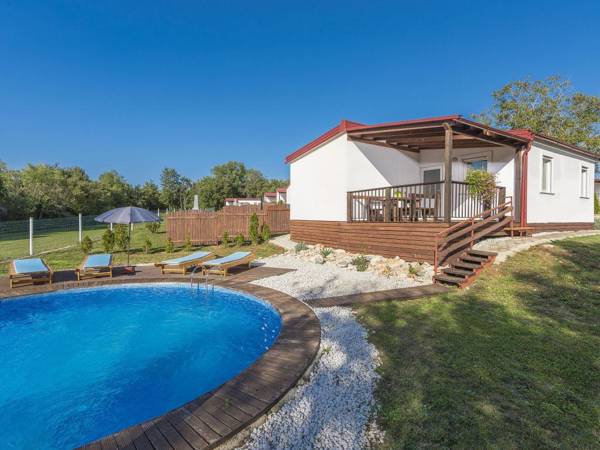 Holiday house with private pool for 6-8 persons in the holiday park Jelovci