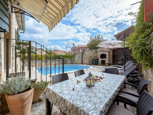 Lovely stone house with private swimming pool !