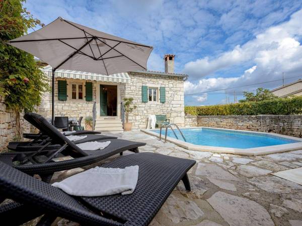 Lovely stone house with private swimming  pool !