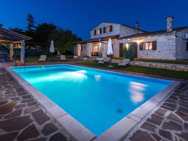 Elegant Villa in Istria with Outdoor Pool