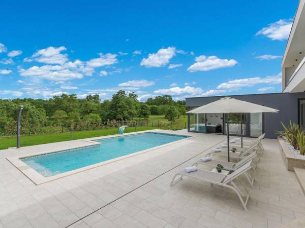 New and modern villa with private pool and jacuzzi in central Istria