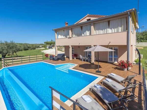 Modernly equipped two bedroom apartment with private pool for 4-6 people