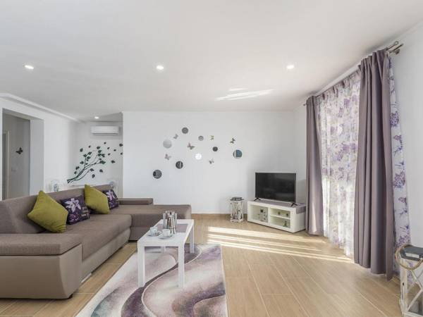 Modernly equipped two bedroom apartment with private pool for 4-6 people