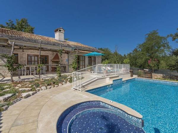 Charming stone villa for 14 people with pool and jacuzzi in central Istria
