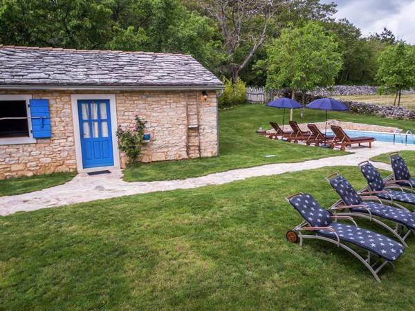 Attractive villa with pool and fenced garden - Privacy Guaranteed