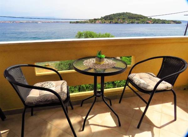 Apartment for 5 persons by the sea and with beautiful view