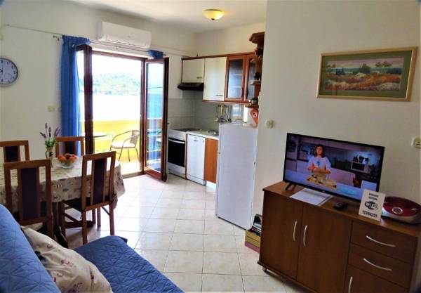 Apartment for 5 persons by the sea and with beautiful view