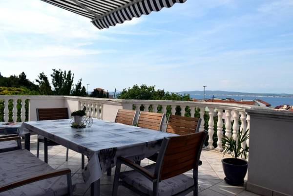 Apartment Maja - big apartment with terrace and grill