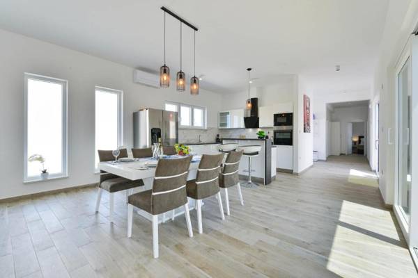 Modern&spacious four bedroom villa with swimming pool - AE1445