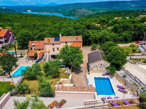 Peaceful Villa in Rakalj with Swimming Pool