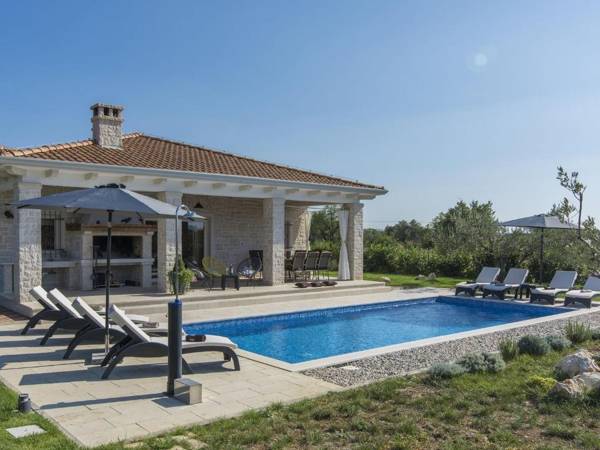 Spacious Villa for up to 8 persons with private pool garden BBQ A C