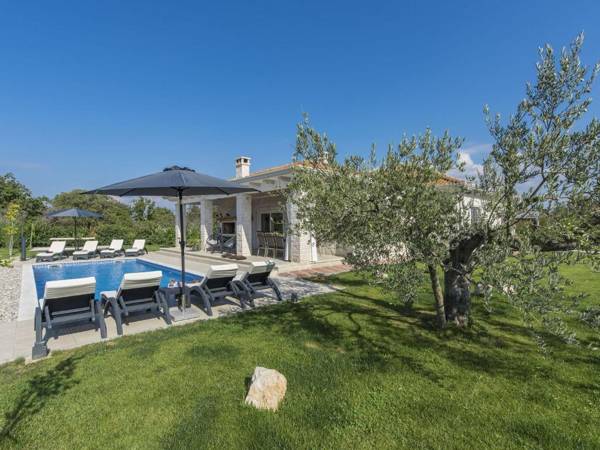 Spacious Villa for up to 8 persons with private pool garden BBQ A C