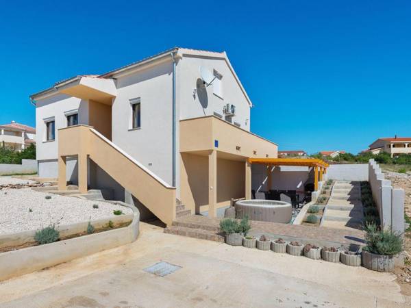 Elegant Holiday Home in Maslenica with Jacuzzi