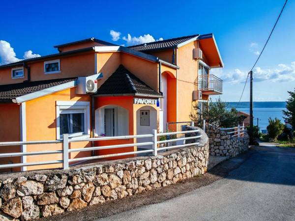 Beautiful Holiday Home in Maslenica near Beach"