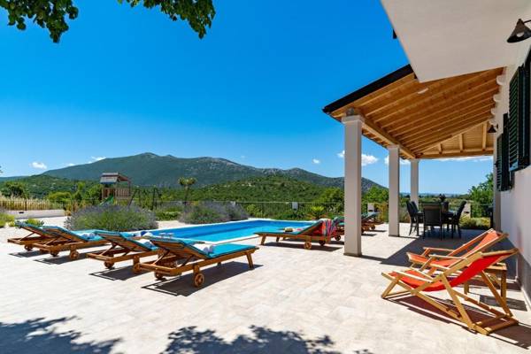 Villa Belina: 4 ensuite bedrooms game room heated pool sauna & gym