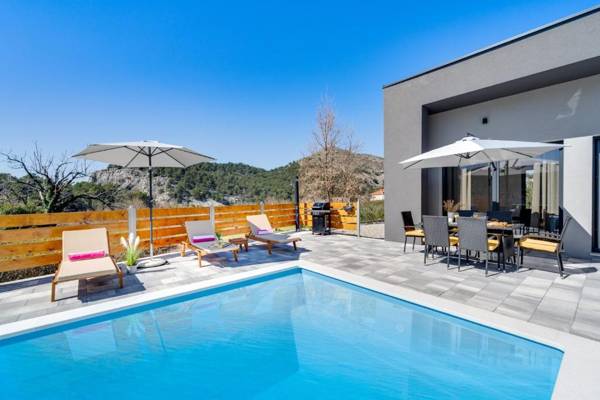 New! Villa Mir with private pool 3 bedrooms 7km from sandy beach