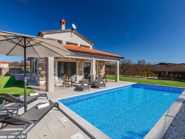 Gorgeous villa with pool and terrace surrounded by nature !