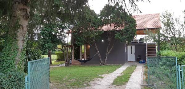 Green retreat kuca uz rijeku za savrseni odmor