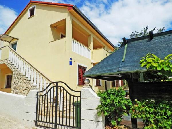 Nearby Beach Modern Apartment Arena