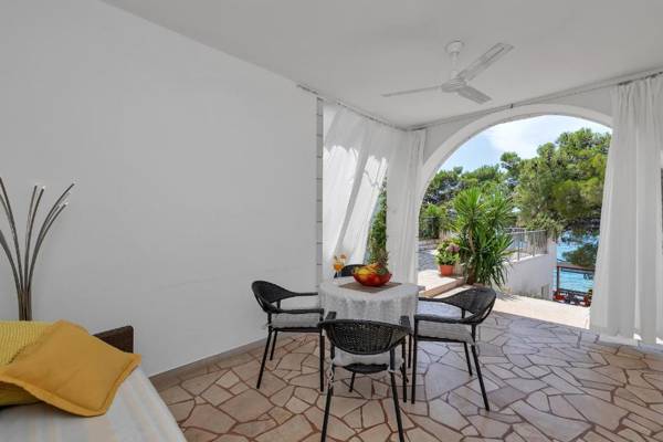 Beachfront Apartment NIVES