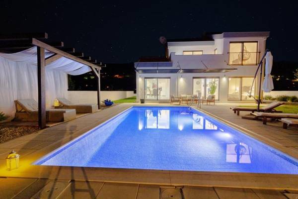 NEW Villa Anja is a 4 bedroom villa with a 32 sqm heated pool near Imotski