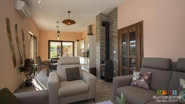 Villa Four Seasons heated pool and 3 en-suite bathrooms