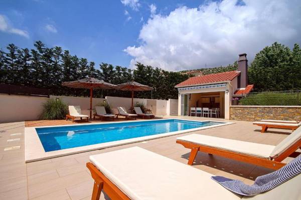 VILLA STOZAK private heated pool cinema room and sauna 7 km from beach