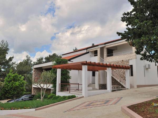 Fantastic holiday home with amazing garden private pool directly on the beach!