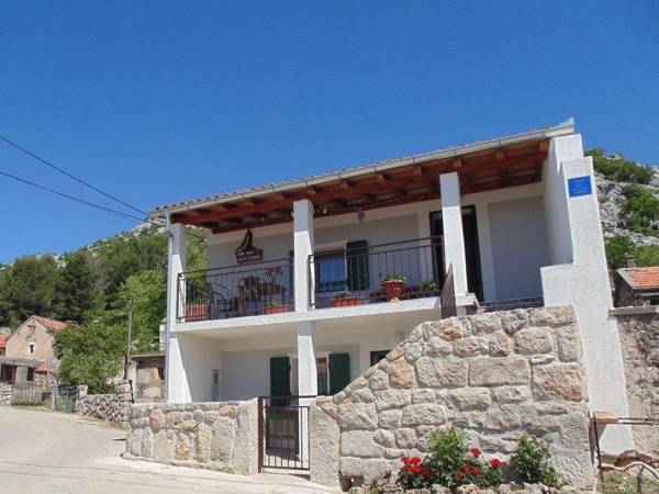 Snug Holiday Home in Starigrad with Private Garden